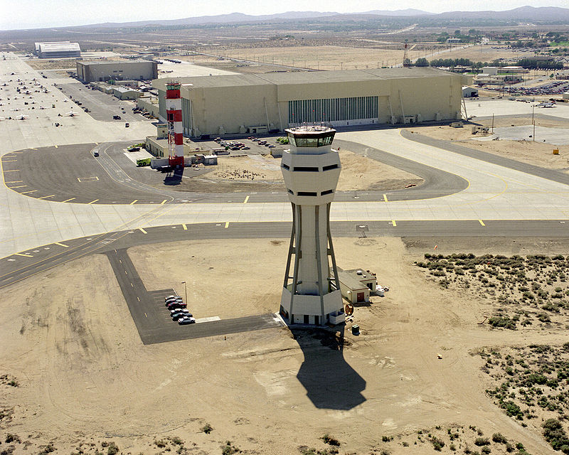 Base de la USAF Edwards en California, sitio ideal para las pruebas de aeronaves por tener buen clima la mayor parte del año (buen clima en el argot aeronáutico: cielo despejado, baja humedad relativa “sol y moscas” le llaman en España).